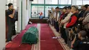 Sebelum dimakamkan satu liang lahat dengan ayahnya di TPU Sunan Giri, Rawamangun, Jakarta Timur, almarhum terlebih dulu salatkan di masjid dekat kediamannya. (Deki Prayoga/Bintang.com)