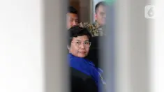 Pimpinan KPK terpilih Lili Pintauli Siregar saat mendatangi Gedung KPK, Jakarta, Selasa (19/11/2019). Lili Pintauli Siregar akan bertemu dengan pimpinan KPK lama untuk berdiskusi tentang pemberantasan korupsi. (merdeka.com/Dwi Narwoko)