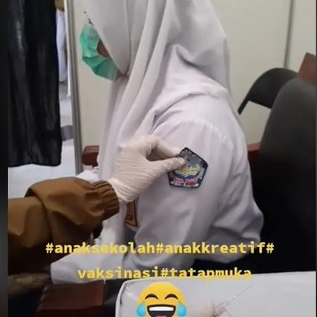 Bisa Ditiru, Cara Kreatif Siswi Berhijab Agar Mudah Disuntik Vaksin Covid-19