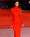 Ia memadukannya dengan korset pita diikat rapi di bagian samping. Serta rok panjangnya warna merah. [@kendalljenner]