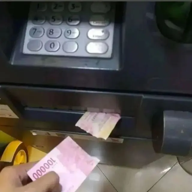 6 Momen Apes Ambil Uang di ATM Ini Bikin Elus Dada, Mood Jadi Jelek