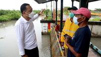 Eri Cahyadi mengecek rumah pompa di Surabaya seiring masuk musim hujan. (Dian Kurniawan/Liputan6.com)