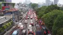 Kendaraan terjebak kemacetan di jalan tol dan Jalan TB Simatupang, Jakarta, Selasa (5/11/2019). Salah satu faktor yang melatar belakangi masalah kemacetan antara lain adalah pertumbuhan kendaraan yang tidak sebanding dengan pembangunan infrastruktur jalan. (Liputan6.com/Immanuel Antonius)