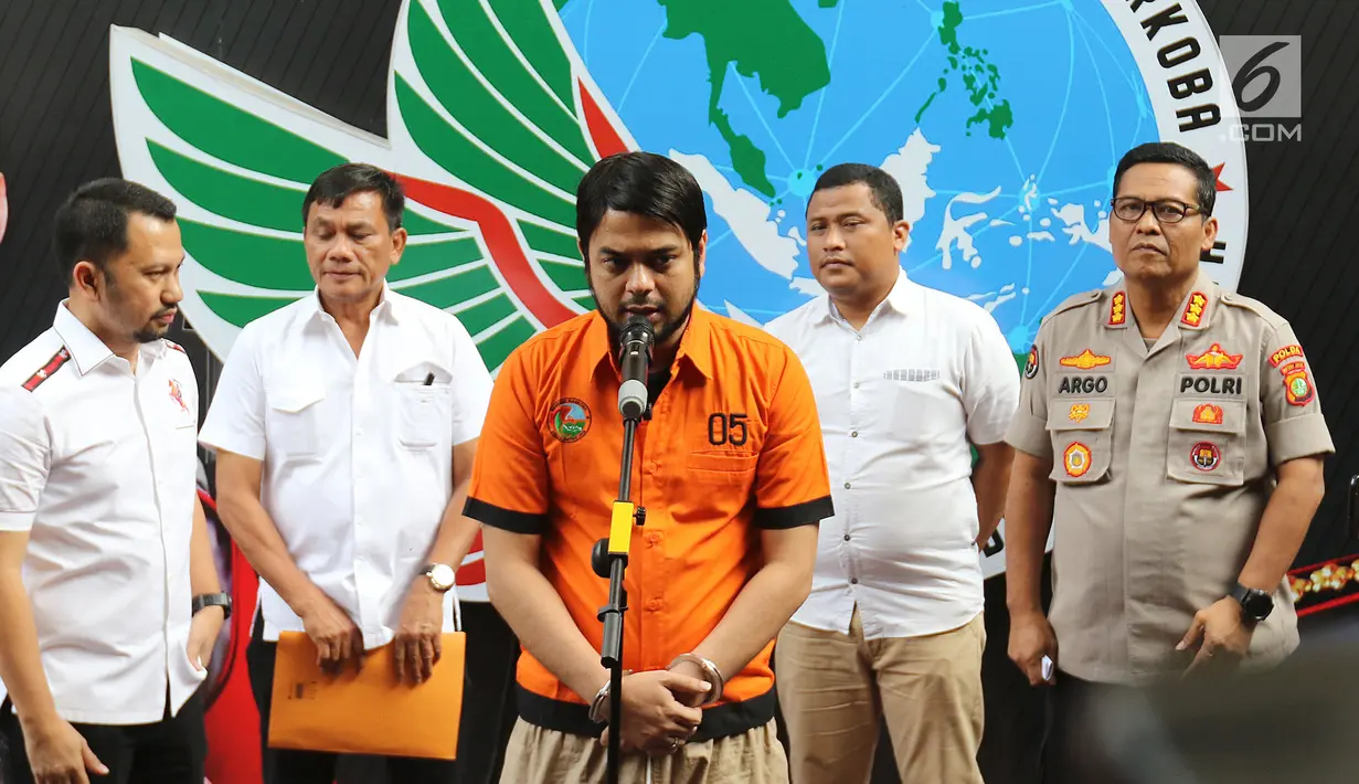 Artis sinetron Rio Reifan memberikan keterangan sebelum dipindahkan ke Rumah Sakit Ketergantungan Obat (RSKO), di Ditresnarkoba Polda Metro Jaya, Rabu (4/9/2019). Tertangkap ketiga kali karena kasus narkoba, Rio Reifan dikirim ke RSKO Cibubur untuk jalani rehabilitasi. (Liputan6.com/Herman Zakharia)