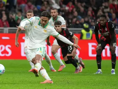 Paulo Dybala membuang kesempatan emas melalui tendangan penalti saat AS Roma melawan AC Milan di Liga Italia, Senin (03/11/2025) dini hari WIB. (AP Photo/Antonio Calanni)