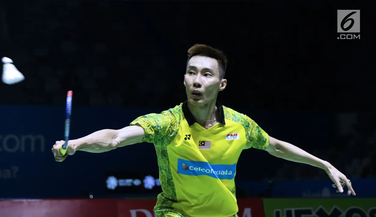 Tunggal putra Malaysia, Lee Chong Wei mengembalikan kok ke pebulu tangkis Hong Kong, Ng Ka Long Angus pada 32 besar Indonesia Open 2018, Istora GBK, Jakarta, Rabu (4/7). Lee Chong Wei unggul 21-15, 18-21, 21-10. (Liputan6.com/Helmi Fithriansyah)