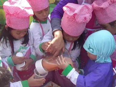 Citizen6, Pasuruan: Anak-anak dari Taman Kanak-kanak Raudhah, Pasuruan, sedang memanen buah Tomat, kemudian membuat jus buah Tomat dari hasil panen mereka. (Pengirim: Zahra Haidar)