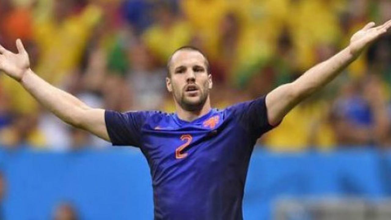 Van Gaal tertarik daratkan Vlaar ke MU