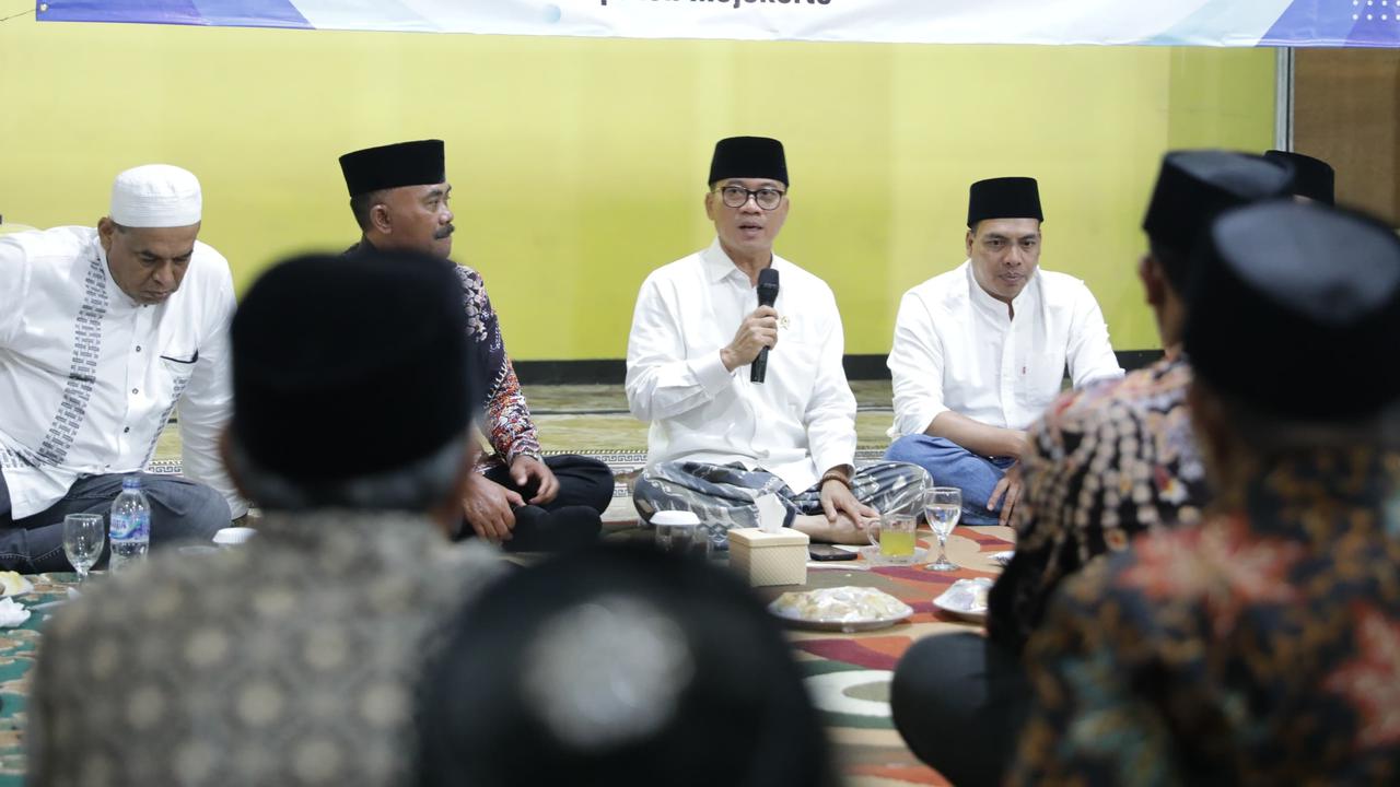 Duduk Lesehan Sambil Sarungan, Potret Mendes Yandri Diskusi Membangun Desa Bareng Warga Mojokerto