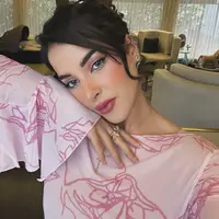 Dikenal dengan gaya riasan eksploratif, Tasya Farasya banyak memberi inspirasi tampilan makeup yang menjanjikan. Kali ini, makeup bernuansa pink dengan dominasi pada bingkai mata yang sempurna berhasi hadirkan tampilan yang begitu menyegarkan. [Foto: Instagram/ Tasya Farasya]