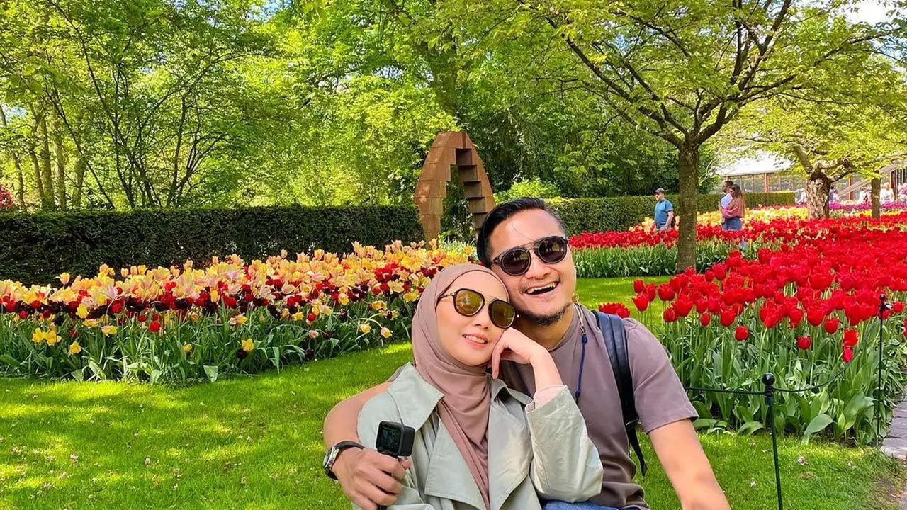 Arie Untung dan Fenita Arie tetap hangat meski sudah 17 tahun bersama (Instagram/fenitarie)