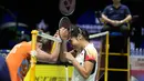 Tunggal putri Indonesia, Gregoria Mariska Tunjung (kanan) bersalaman dengan wakil Thailand, Ratchanok Intanon setelah berakhirnya partai pertama Perempatfinal Piala Uber 2024 antara Indonesia menghadapi Thailand di Hi-Tech Zone Sports Centre Gymnasium, Chengdu, China, Jumat (3/5/2024). Gregoria Mariska Tunjung menang dua gim langsung (22-20, 21-18) untuk membawa Indonesia unggul 1-0. (AP Photo/Ng Han Guan)