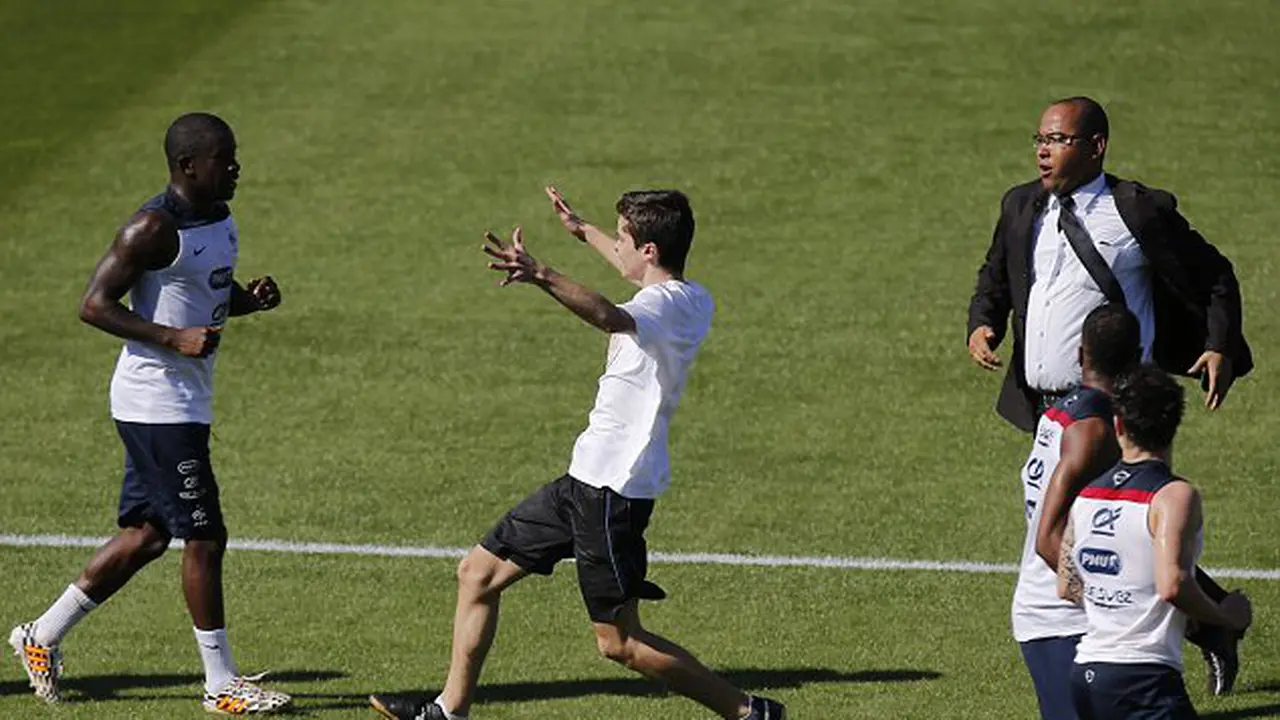 Fans Prancis menerobos sesi latihan Les Bleus