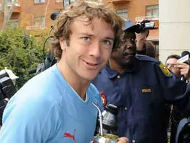 Kapten Uruguay Diego Lugano tiba di hotel tempat tim menginap di Johannesburg, 4 Juli 2010, beberapa jam sebelum berangkat ke Cape Town jelang laga semifinal PD 2010 lawan Belanda. AFP PHOTO / MARIANA SUAREZ