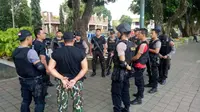 Personel polisi bersenjata melakukan briefing sebelum melakukan penjagaan di Markas Polres Banjarnegara. (Liputan6.com/Muhamad Ridlo).