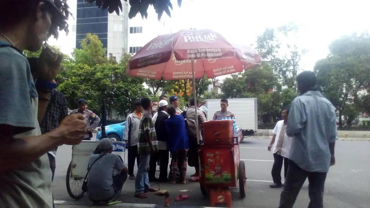 Polisi membubarkan wanita yang berkelahi