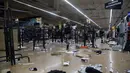 Polisi AL Meksiko berpatroli di sebuah toko yang mengalami penjarahan di negara bagian Veracruz, Rabu (4/1). Penjarahan terjadi di sejumlah toko di Meksiko, seiring berlangsungnya unjuk rasa memprotes kenaikan harga bahan bakar minyak. (Ilse HUESCA/AFP)