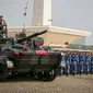 Jokowi menaiki tank BMP-3F yang merupakan jenis tank amfibi untuk mengecek pasukan. (Liputan6.com/Faizal Fanani)