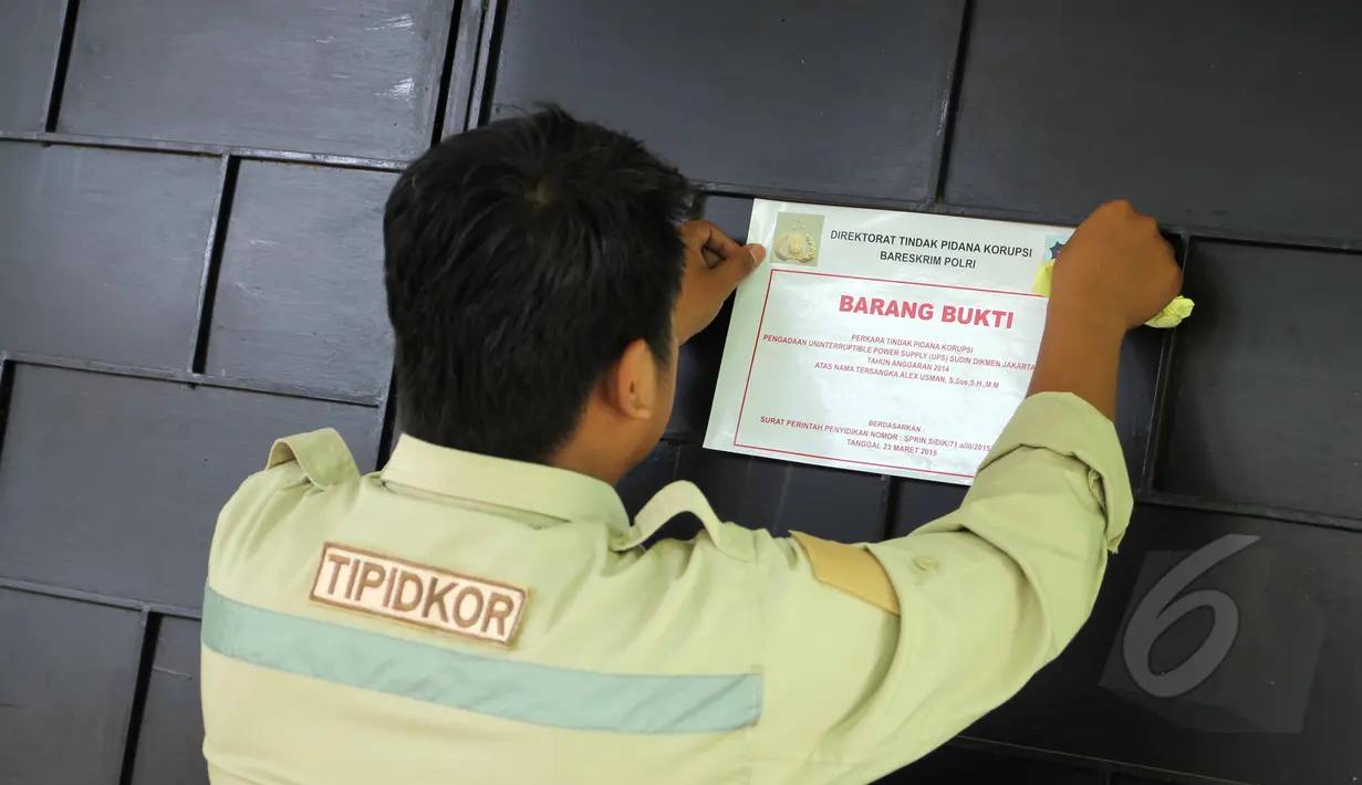 Petugas Tipidkor melakukan penyitaan UPS di sejumlah sekolah di kawasan Kebon Jeruk, Jakarta, Kamis (21/5). Petugas melakukan penyitaan barang bukti UPS anggaran 2014 atas nama tersangka Alex Usman. (Liputan6.com/Helmi Afandi)