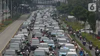 Sejumlah kendaraan terjebak kemacetan saat jam pulang kerja di Jalan Jenderal Sudirman, Jakarta, Rabu (3/11/2021). Salah satu aturan kerja pada sektor non esensial diizinkan bekerja dari kantor atau 'work from office' (WFO) 75 persen dan sektor esensial 100 persen. (Liputan6.com/Herman Zakharia)
