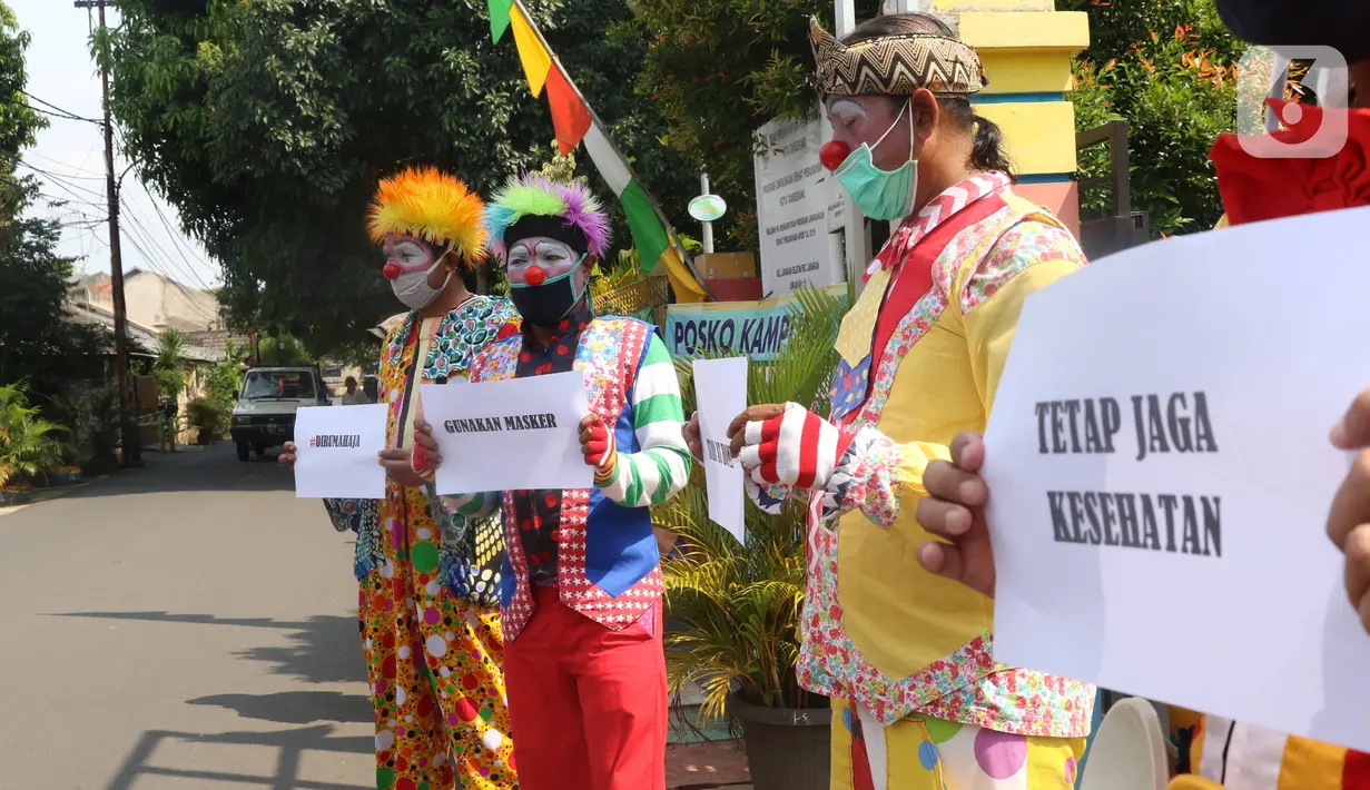 Komunitas badut tangerang raya (Batara) bersama kelurahan Larangan Selatan melakukan sosialisai pembatasan sosial bersekala besar (PSBB) di Tangerang, Kamis (16/4/2020). Mulai tanggal 18 april mendatang Tangerang Raya akan melakukan PSBB hingga 3 mei. (Liputan6.com/Angga Yuniar)
