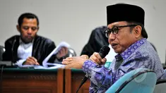 Mantan Sekjen ESDM, Waryono Karno memberikan kesaksian di sidang lanjutan Sutan Bhatoegana di Pengadilan Tipikor, Jakarta, Kamis (21/5/2015). Waryono bersaksi terkait dugaan suap APBN-P 2013 di Kementerian ESDM. (Liputan6.com/Yoppy Renato)