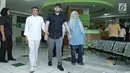 Ridho Rhoma (tengah) didampangi sang ayah, Rhoma Irama dan istrinya meninggalkan Rumah Sakit Ketergantungan Obat (RSKO), Jakarta, Kamis (25/01). Rhoma Irama berharap anaknya sembuh total dari ketergantungan narkoba. (Liputa6.com/Herman Zakharia)