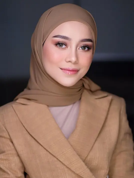 <p>Lesti Kejora tampil memesona dengan nuansa makeup yang natural. Warna cokelat yang hangat membaur sempurna di atas tone kulitnya. Foto: Instagram.</p>