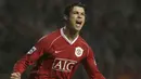 Pemain Manchester United, Cristiano Ronaldo melakukan selebrasi setelah mencetak gol ke gawang Reading dalam laga lanjutan Liga Inggris di Old Trafford Stadium, Manchester, Inggris, 30 Desember 2006. (AP Photo/Jon Super)