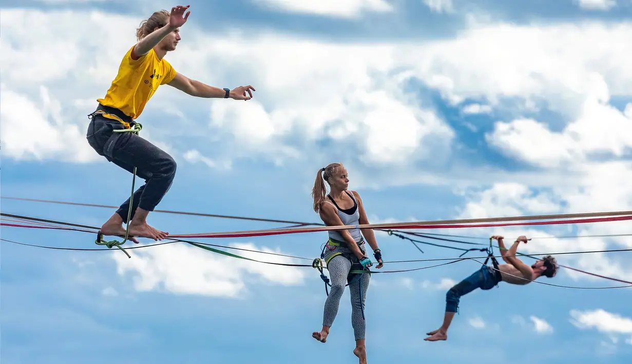 Orang-orang berlatih berjalan meniti tali di atas Teluk Gortanova di Pula, Kroasia, pada 26 September 2020. (Xinhua/Pixsell/Srecko Niketic)