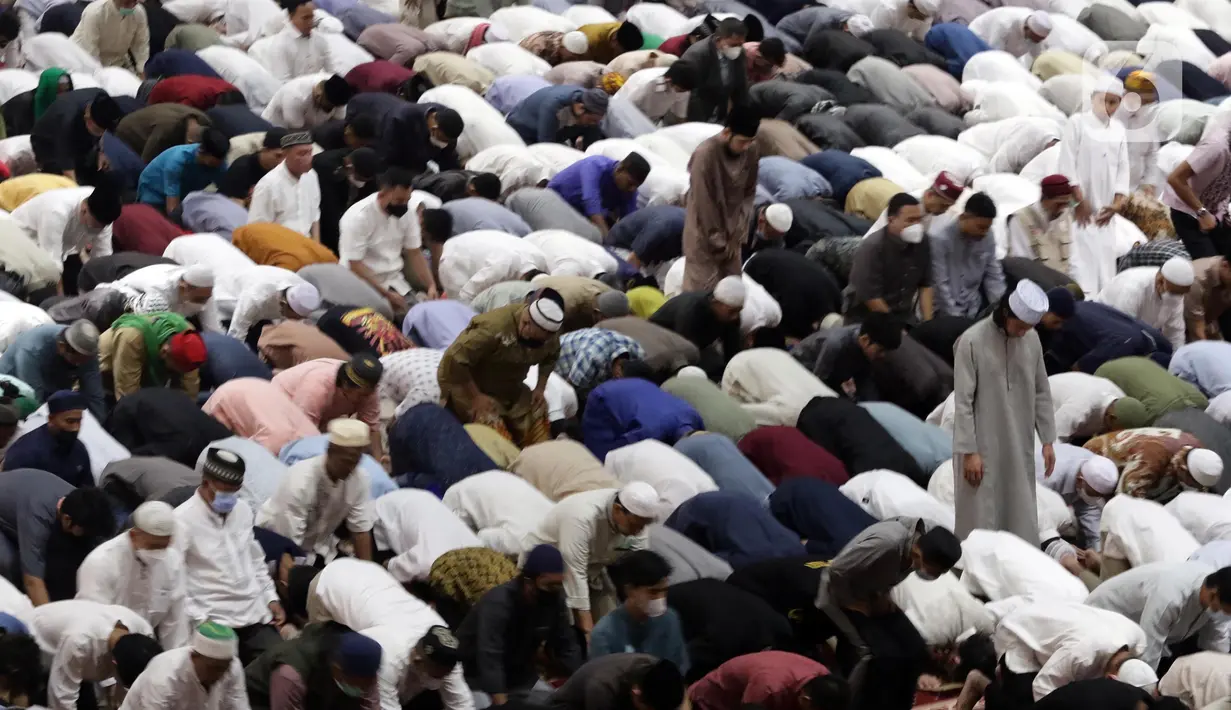 <p>Umat muslim melaksanakan sholat Idul Fitri di Masjid Istiqlal, Jakarta, Senin (2/5/2022). Ribuan umat muslim melaksanakan sholat Idul Fitri 1443 H dengan penuh khidmat. (Liputan6.com/Helmi Fithriansyah)</p>