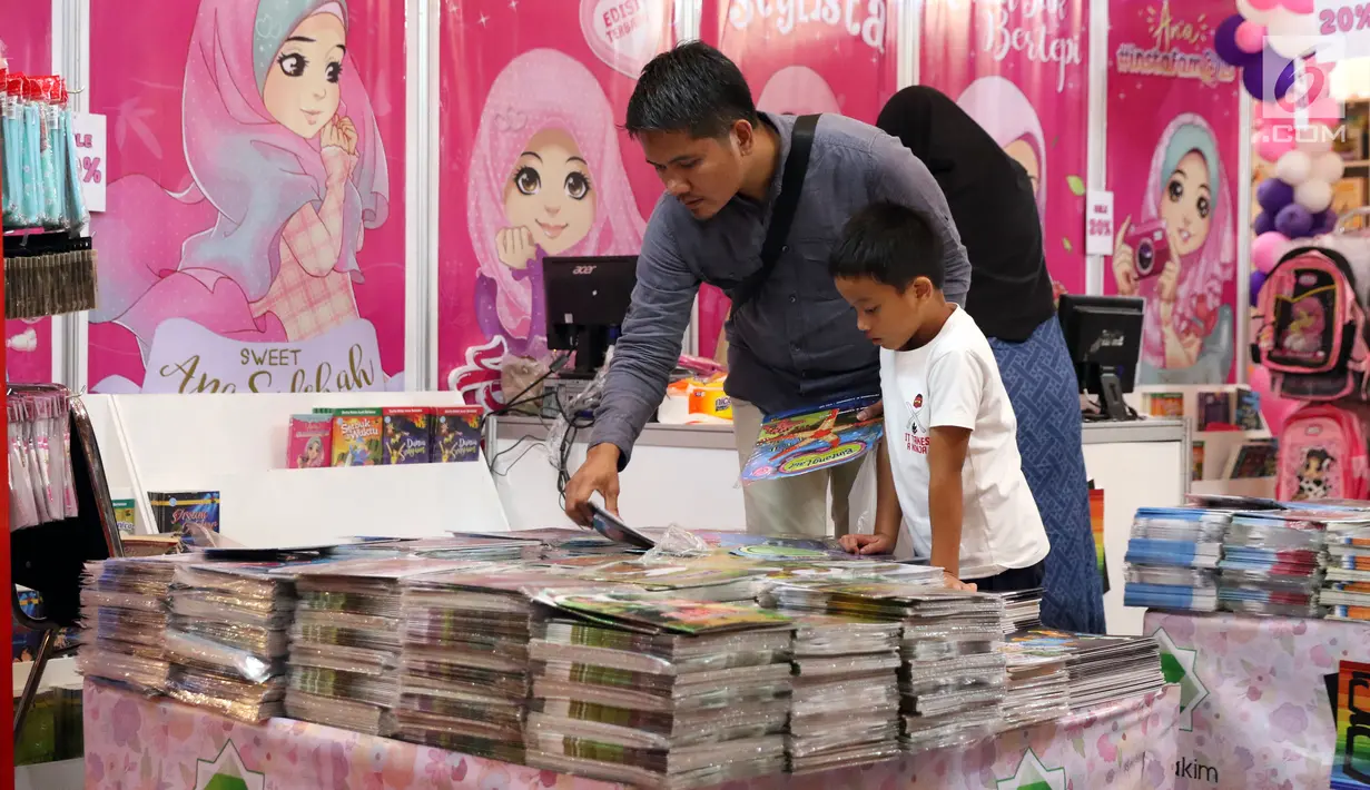 Pengunjung melihat-lihat buku pada gelaran Indonesia International Book Faor 2018 di Jakarta Convention Center, Minggu (16/9). Puluhan penerbit dari 17 negara hadir menyemarakkan perhelatan yang digelar selama lima hari. (Liputan6.com/Helmi Fithriansyah)