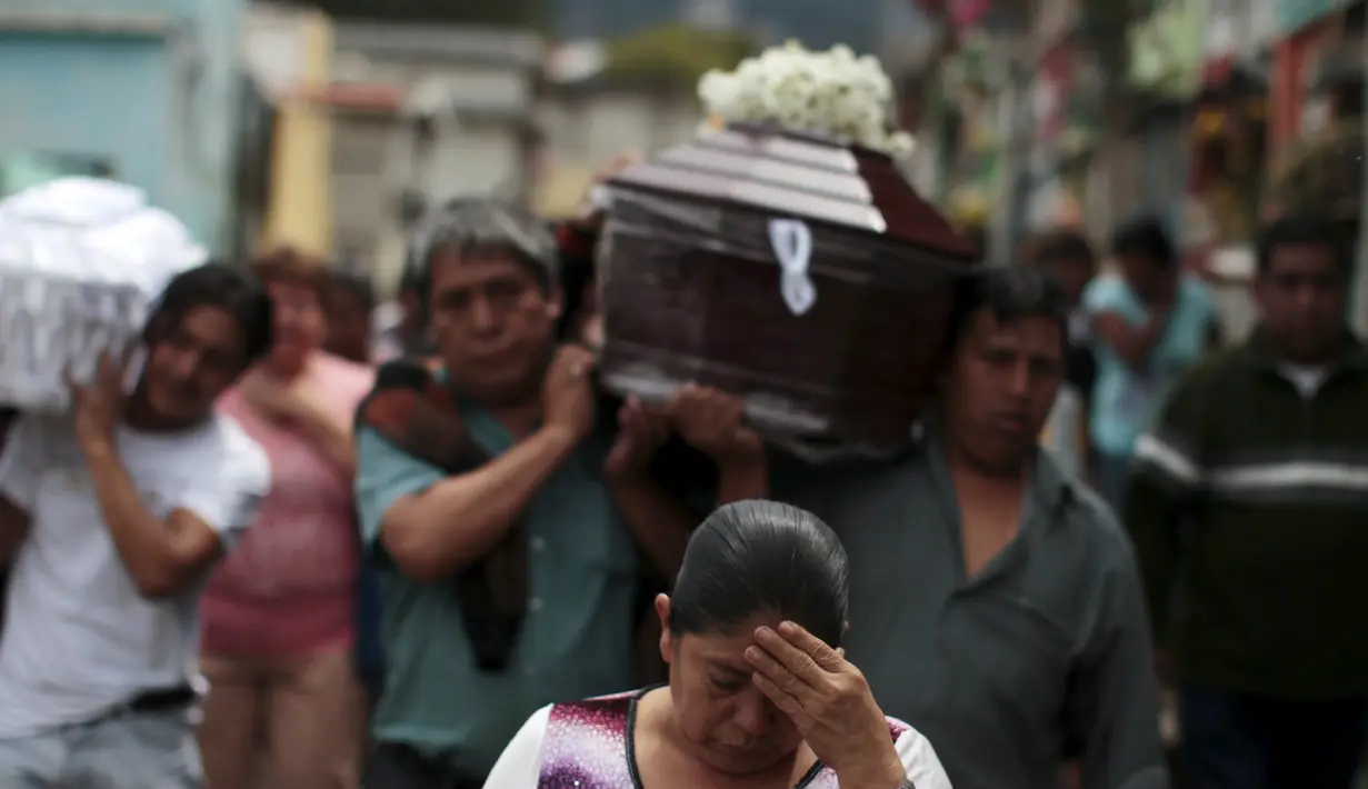 Proses pemakaman salah satu warga yang menjadi korban longsor di Santa Catarina Pinula, Guatemala City (2/10/2015). Musibah tanah longsor ini menewaskan sedikitnya 73 orang dan sebanyak 600 orang dinyatakan hilang. (Reuters/ Josue Decavele)