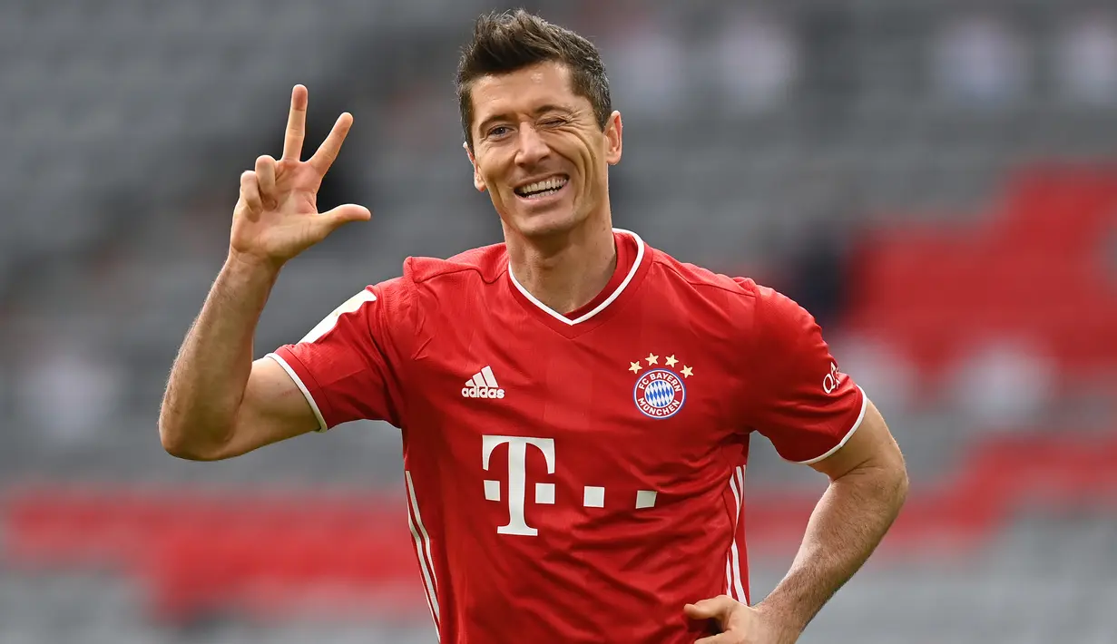 Penyerang Bayern Munchen, Robert Lewandowski, merayakan gol yang dicetaknya ke gawang Eintracht Frankfurt pada laga lanjutan Liga Jerman di Allianz Arena, Sabtu (24/10/2020) malam WIB. Bayern Munchen menang 5-0 atas Eintracht Frankfurt. (AFP/Christof Stache/various sources)