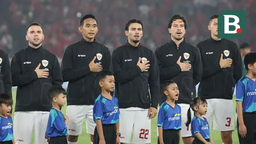 <p>Para pemain Timnas Indonesia (dari kiri) Calvin Verdonk, Rizky Ridho, Nathan Tjoe-A-On, Thom Haye dan Jay Idzes menyanyikan lagu Indonesia Raya sebelum pertandingan melawan Filipina pada laga terakhir Grup F putaran kedua kualifikasi Piala Dunia 2026 Zona Asia di Stadion Utama Gelora Bung Karno (SUGBK) Senayan, Jakarta, Selasa (11/6/2024). (Bola.com/M Iqbal Ichsan)</p>