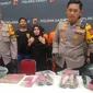 Kapolres Garut AKBP Rio Wahyu Anggoro, menyampaikan penjelasan kepada wartawan dalam rilis kasus pencurian bermosud gembos ban di kantornya, Selasa (28/2/2023). (Liputan6.com/Jayadi Supriadin)