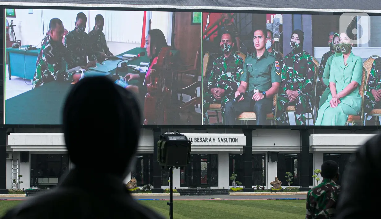 Layar besar menunjukkan sidang perubahan status jenis kelamin dan pergantian nama Serda Aprilia Manganang di Pengadilan Negeri Tondano secara virtual di Mabes TNI AD, Jakarta, Jumat (19/3/2021). Aprilia Manganang mengubah nama menjadi Aprilio Perkasa Manganang. (Liputan6.com/Faizal Fanani)