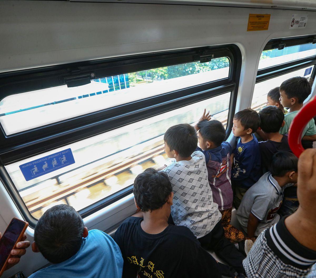 Sejumlah anak menaiki kereta Lintas Raya Terpadu (LRT) Jakarta saat mengikuti rangkaian acara "Warna-warni LRT Jakarta 2024" di Jakarta, Minggu (30/6/2024).&nbsp;PT LRT Jakarta menyelenggarakan "Warna-warni LRT Jakarta 2024" untuk memberikan edukasi bertr