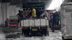 Sejumlah orang menaiki truk yang lewat untuk melalui banjir di jalan R.E Martadinata, Jakarta, Senin (6/2/2015). (Liputan6.com/Faizal Fanani)