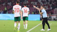 Pelatih kepala Timnas Indonesia, John Herdman memberikan instruksi kepada pemainnya dalam laga final FIFA Series 2026 di Stadion Utama Gelora Bung Karno (SUGK), Senayan, Jakarta, Senin (30/03/2026). (Bola.com/M Iqbal Ichsan)