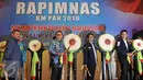 Ketua Umum PAN Zulkifli Hasan (Kedua kiri) bersama Gubernur Jambi Zumi Zola (kanan) dan Ketua Umum BM PAN Yandri Susanto (kedua  kanan) secara simbolik membuka Rapimnas BM PAN 2016, Jakarta, Jumat (8/4). (Liputan6.com/Johan Tallo)