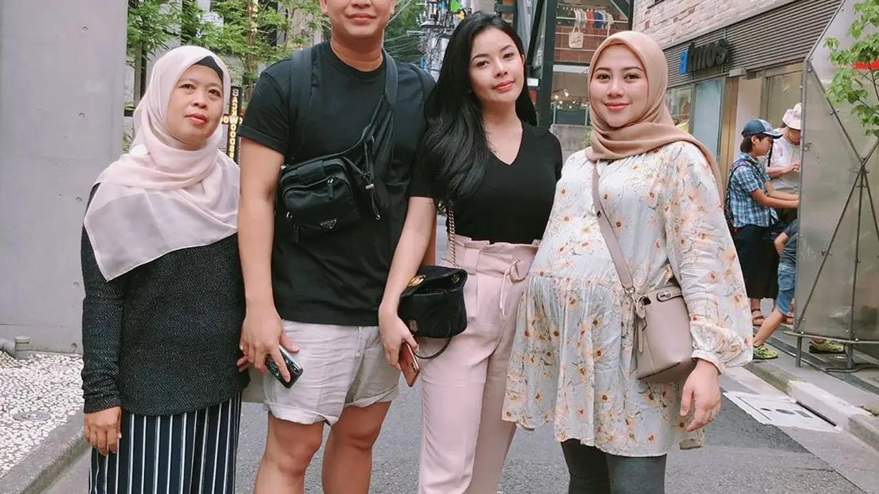 5 Momen Mesra Billy Syahputra dan Elvia Cerolline, Beda Keyakinan Tak Jadi Kendala