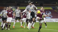Penyerang Manchester United, Edinson Cavani berebut bola saat menghadapi Burnley dalam partai tunda Liga Inggris 2020/21 di Turf Moor, Rabu (13/1/2021) dini hari WIB. Manchester United sukses mengalahkan Burnley dengan skor tipis 1-0. (Clive Brunskill/Pool via AP)