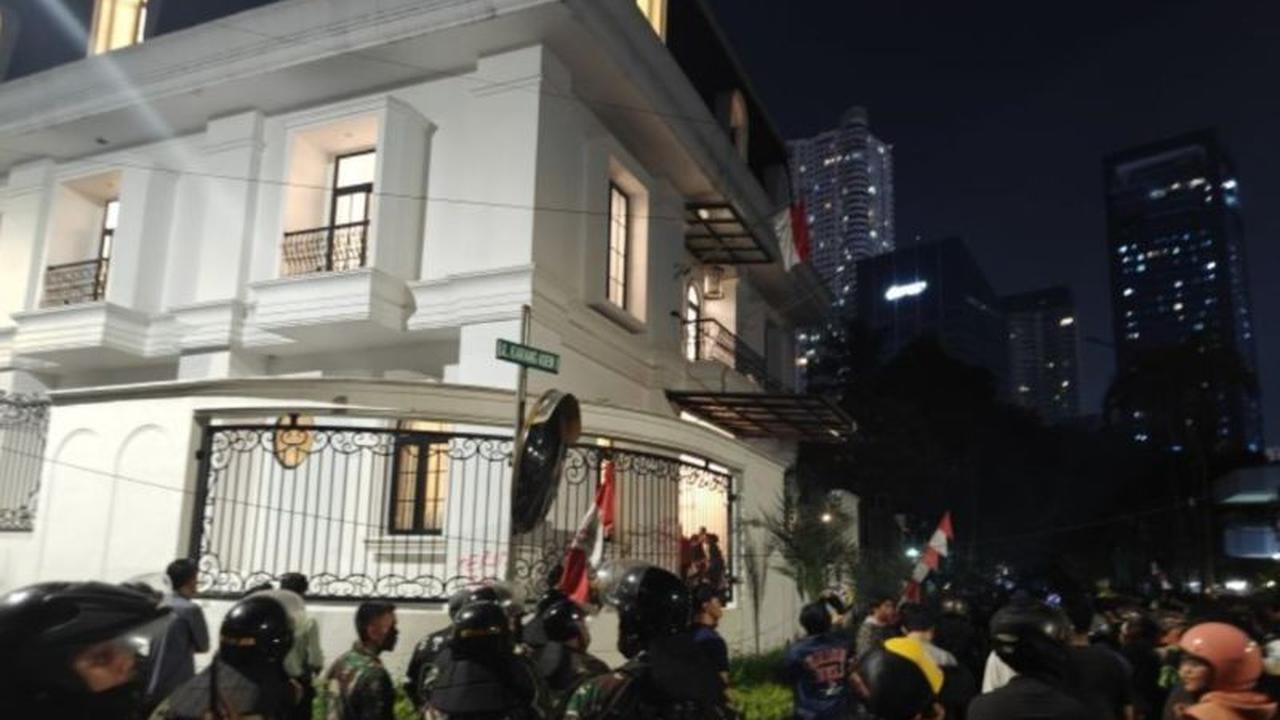 Rumah Eko Patrio, Komedian yang Kini Anggota DPR, Diserbu Massa: Apa yang Terjadi?