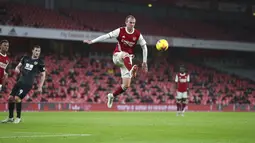 Pemain Arsenal Rob Holding melompat untuk mengontrol bola saat melawan Burnley pada pertandingan Liga Premier Inggris di Stadion Emirates, London, Inggris, Minggu (13/12/2020).  Arsenal kalah 0-1. (Catherine Ivill/Pool via AP)