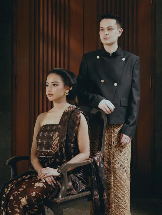 Amanda Khairunnisa dan Tavan Dutton berfoto dengan busana adat Jawa. Keduanya tampak serasi. [Foto: Instgaram/ akhairunnisa]