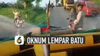 Beredar video oknum pengendara motor melempar batu ke kaca truk yang sedang melintas.