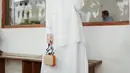 Saat hangout, penampilan Aghnia Punjabi terlihat simpel namun tetap memesona. Seperti OOTD kali ini, istri Reinukky Abidharma itu tampak mengenakan tunik berwarna putih yang dipadukan dengan celana jeans. (Liputan6.com/IG/@aghniapunjabi)