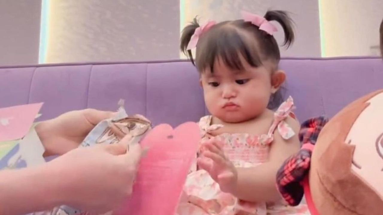Di antara orang-orang dewasa, Dek Cunda terlihat anteng banget dan sama sekali tidak menunjukkan rasa takut!<br>