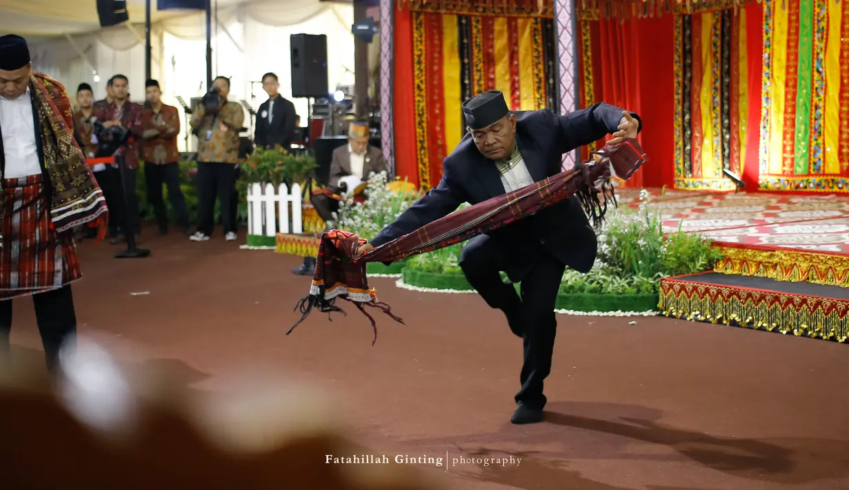"Menari tor-tor itu semacam gambaran kebahagiaan. Sebuah seni yang makna sebenarnya adalah mendoakan pengantin," kata Sudirman Lubis merupakan sesepuh adat Mandailing. (Foto: Fatahillah Ginting Fotography Medan)